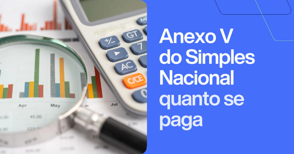 Calculadora e lupa sobre gráficos financeiros, ao lado do texto “Anexo V do Simples Nacional: quanto se paga”. Imagem ilustrativa sobre tributação e alíquotas do Anexo V do Simples Nacional.
