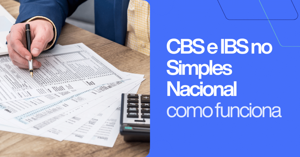 Pessoa analisando documentos tributários com uma calculadora sobre a mesa, ao lado do texto “CBS e IBS no Simples Nacional: como funciona”. Imagem ilustrativa sobre a reforma tributária, a incidência da CBS e do IBS e os impactos para empresas optantes pelo Simples Nacional.