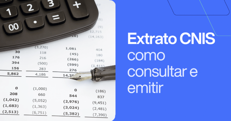 Calculadora e caneta sobre documento com dados financeiros, ao lado do texto “Extrato CNIS: como consultar e emitir”. Imagem ilustrativa sobre consulta e emissão do extrato CNIS.