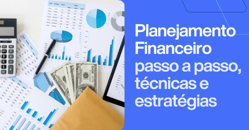 Documentos com gráficos financeiros, calculadora, dinheiro e planilhas, ao lado do texto “Planejamento Financeiro: passo a passo, técnicas e estratégias”. Imagem ilustrativa sobre planejamento financeiro.