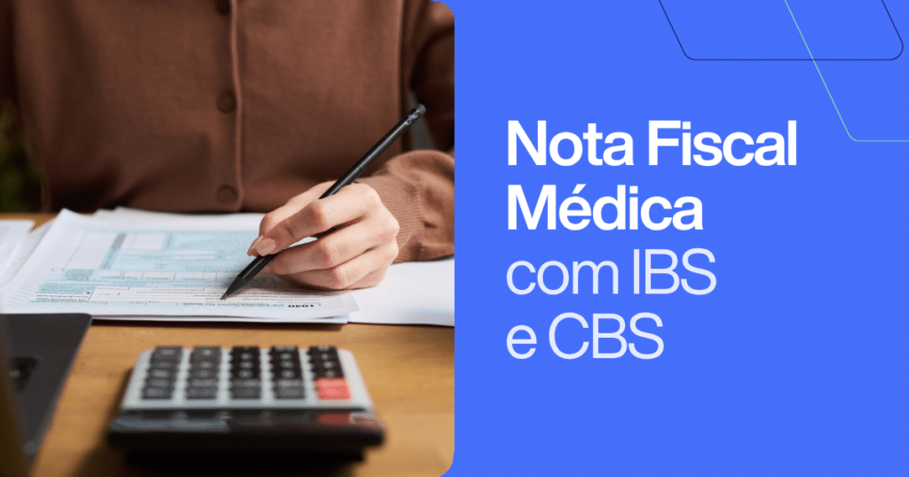 Pessoa preenchendo documento fiscal com calculadora sobre a mesa, ao lado do texto “Nota Fiscal Médica com IBS e CBS”. Imagem ilustrativa sobre emissão de nota fiscal para médicos e as mudanças da Reforma Tributária com IBS e CBS.
